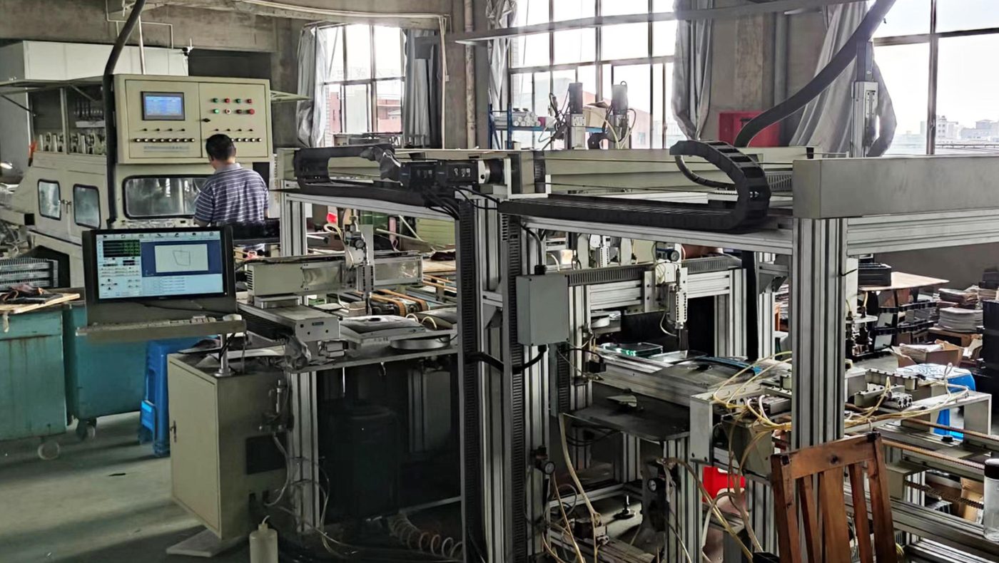 Automated mirror glass processing line with operator